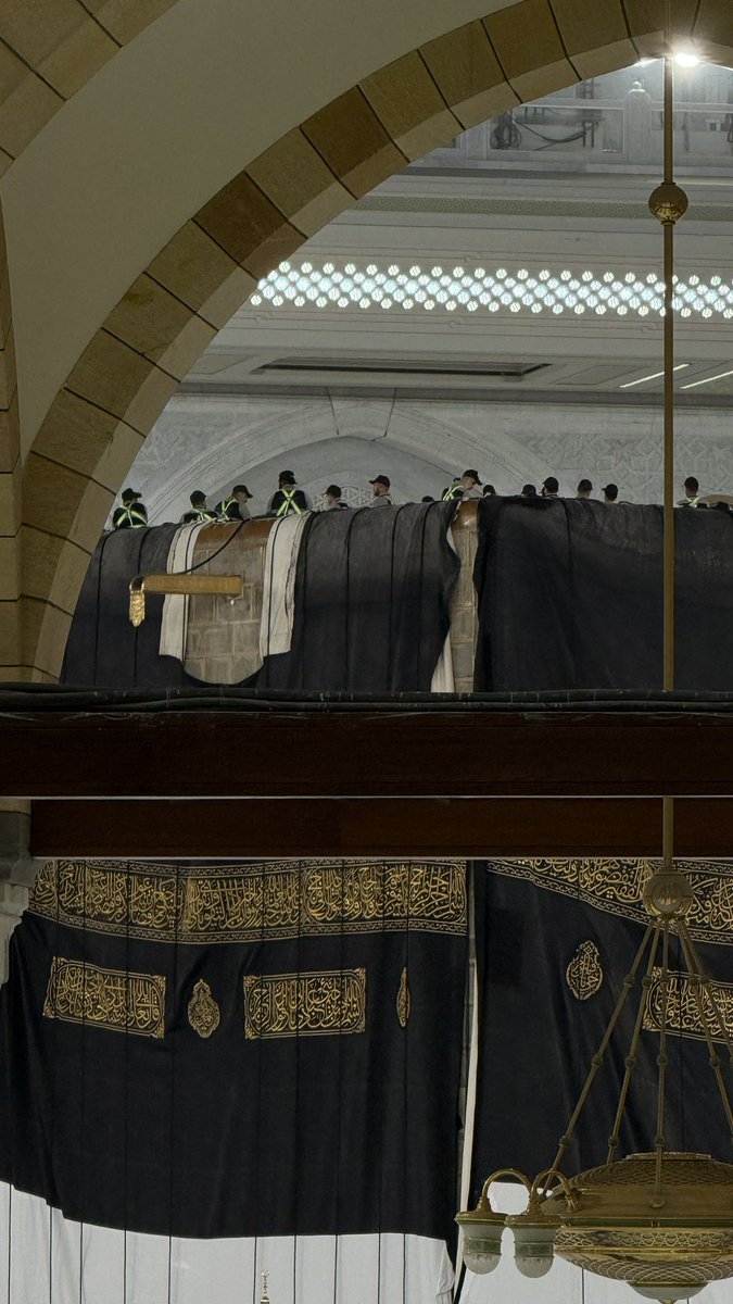 تَهـوِي إليهِ القلُوب شَوقًا، 
وتَفدُ الأرواحُ عَليـهِ حُبًا