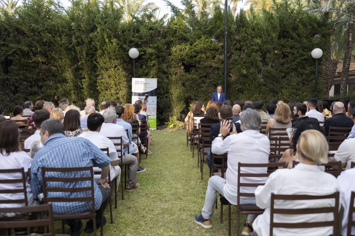 Graduación de la 15 promoción del Master en Terapia Psicológica con Niños y Adolescentes de la <a href="/UniversidadMH/">UMH</a> 
👧🏻🧒🏼Felices y comprometidos con la formación de profesionales que atiendan con rigor los problemas psicológicos de la infancia y adolescencia