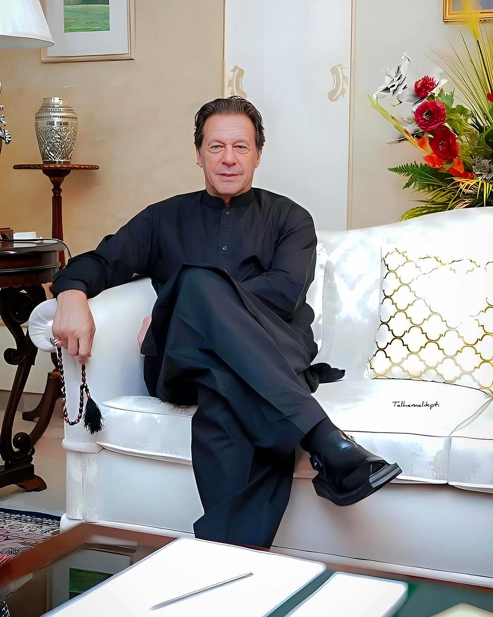 میرے مرشد کی آج قیدِ تنہائی میں 691ویں رات گزر رہی ہے

فَلَا یَحْزُنْكَ قَوْلُهُمْۘ

لوگوں کی باتوں سے غم زدہ نہ ہو

ایک اور رات مرشد کی پابند سلاسل میں گزر رہی ہے

یا اللہ
اے دلوں کے حال جاننے والے!
آج میں تیرے حضور ہاتھ پھیلائے کھڑا ہوں
اپنے مرشد عمران احمد خان نیازی کے لیے دعا