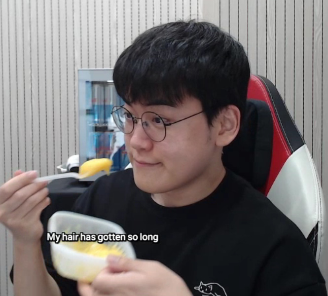 gumayusinism's tweet photo. he's sooooo unserious pls 🥹 https://t.co/vzhX5AZGVQ