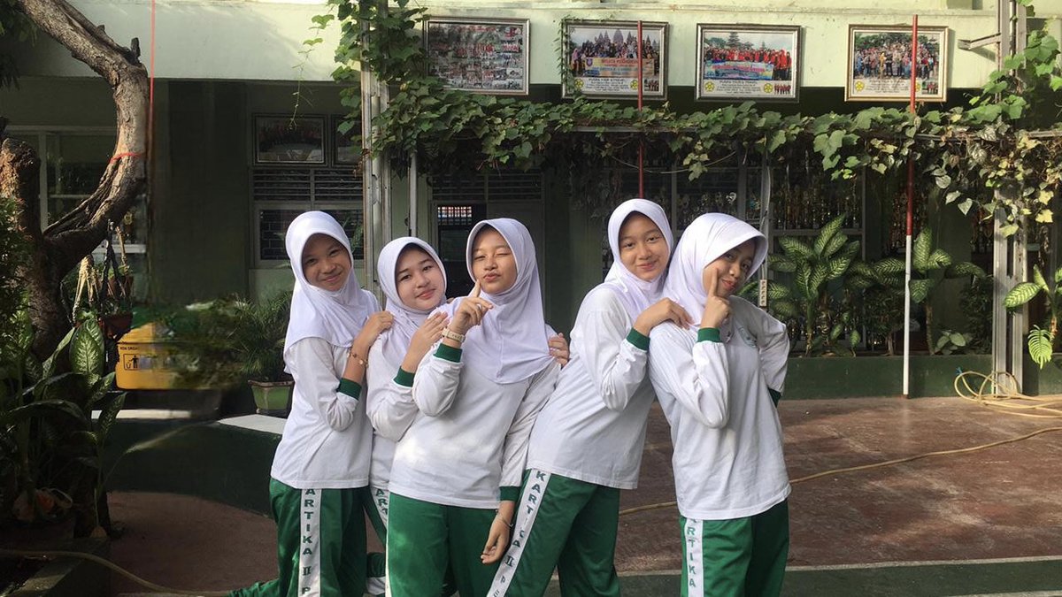 SUKA PAKE KERUDUNG BERGO tweet media