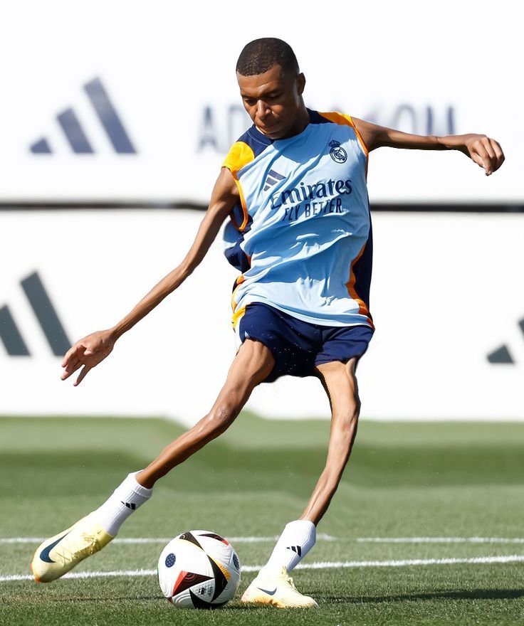 kecc8962_'s tweet photo. @FabrizioFauna Mbappe estuvo entrenando está tarde https://t.co/9Qpou2LX52