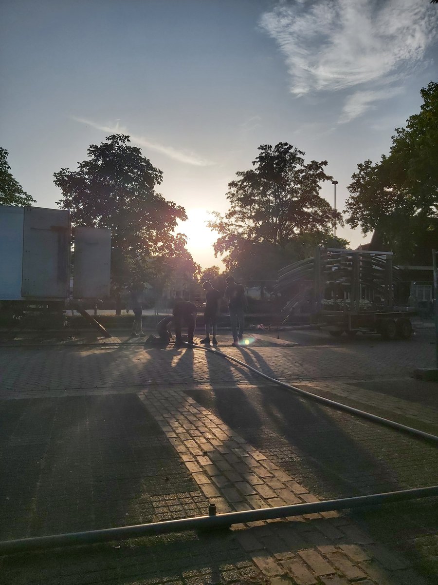 Avondje tent zetten... Dag 1 van 5 om de bouwplaats in orde te krijgen.

Heerlijk die hobby's.