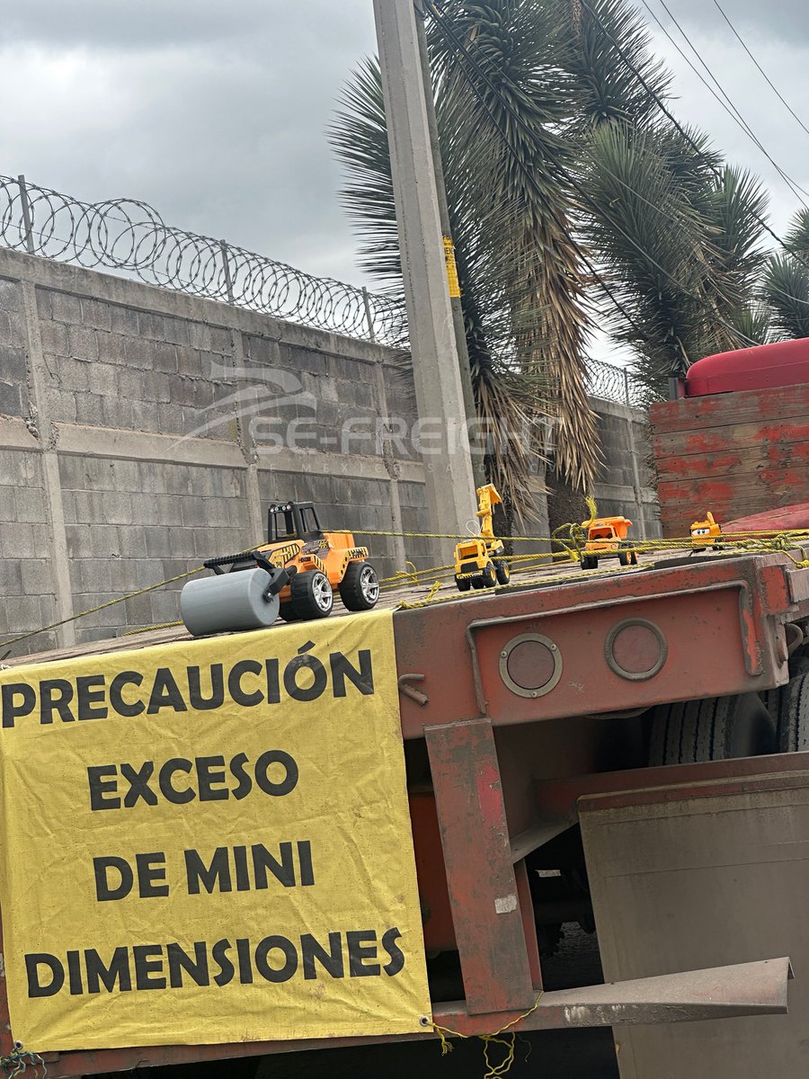 se_freight's tweet photo. EXCESO DE MINI DIMENSIONES… 🚛💨💨 https://t.co/ujmyyBkYG3