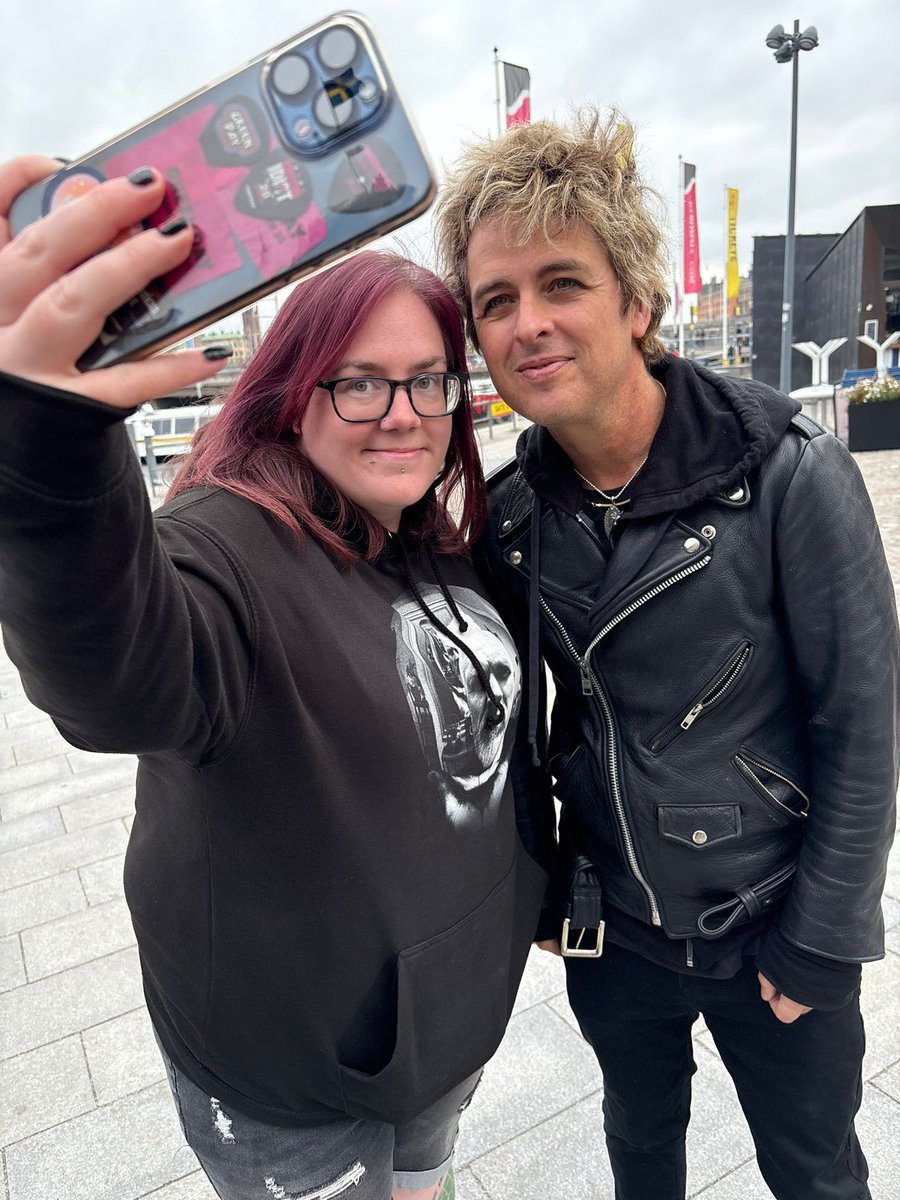Nutty4Armstrong's tweet photo. Will I ever be over it? Probably not 😂
#BillieJoeArmstrong #GreenDay #SaviorsTour https://t.co/Luf5BpuelW