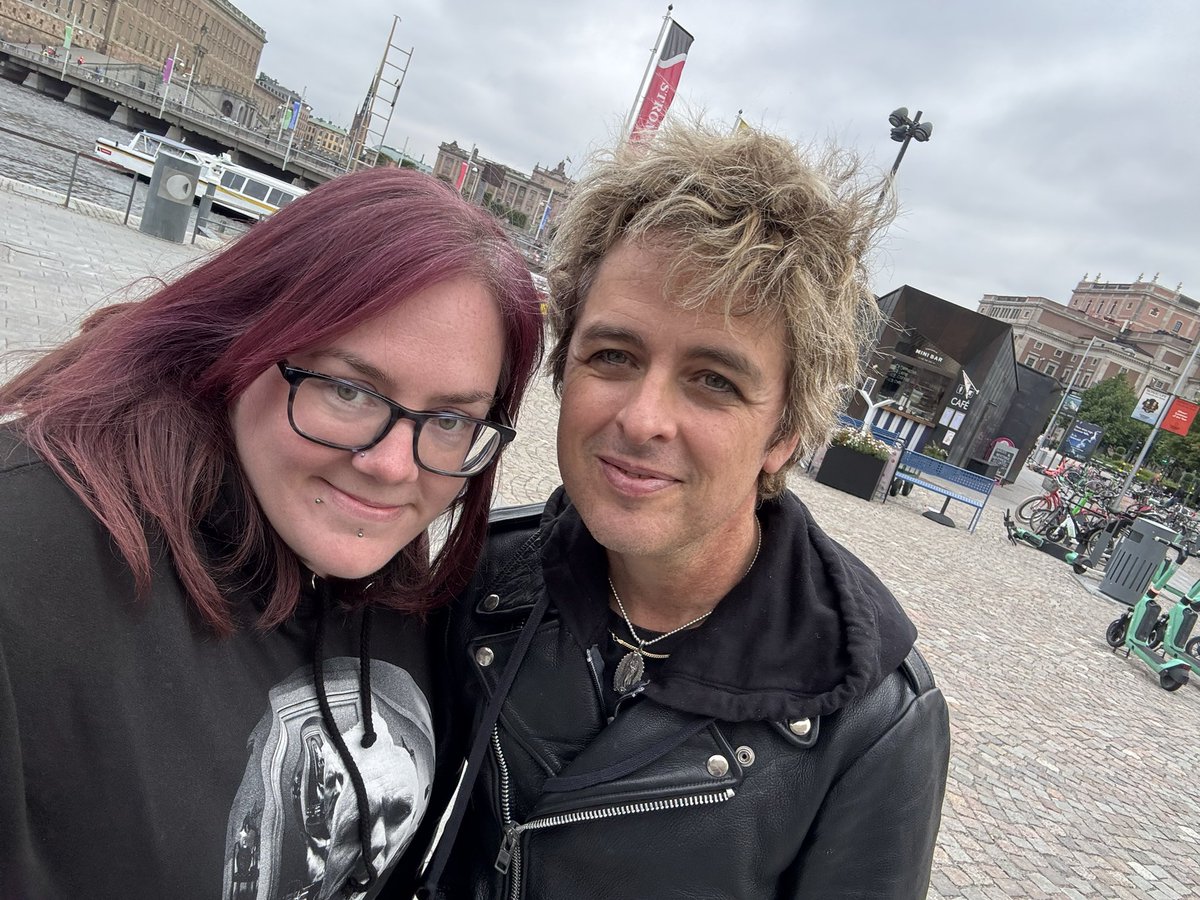 Nutty4Armstrong's tweet photo. Will I ever be over it? Probably not 😂
#BillieJoeArmstrong #GreenDay #SaviorsTour https://t.co/Luf5BpuelW