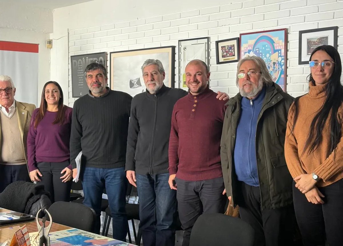 Hoy nos reunimos con los senadores Óscar Andrade y Gustavo González, integrantes de la Comisión de Vivienda del Senado, para avanzar en proyectos de ley que fortalezcan el sistema cooperativo y mejoren el acceso a la vivienda para todas y todos.