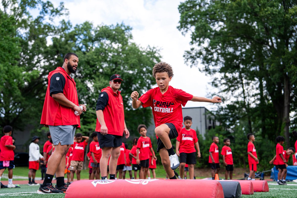 FalconsCR's tweet image. Rookies 🤝 The Next Generation
Last week, the 2025 Atlanta Falcons Rookie Class hosted over 140 athletes at a youth football camp! 🏈