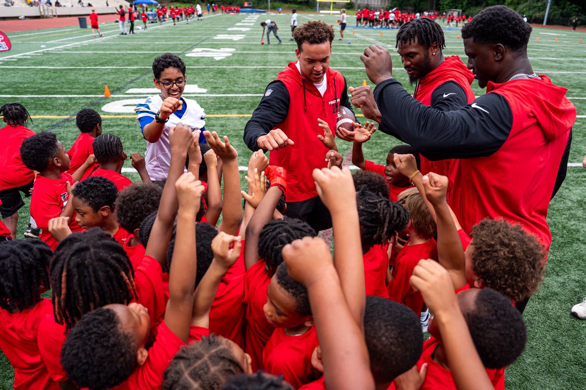 FalconsCR's tweet image. Rookies 🤝 The Next Generation
Last week, the 2025 Atlanta Falcons Rookie Class hosted over 140 athletes at a youth football camp! 🏈