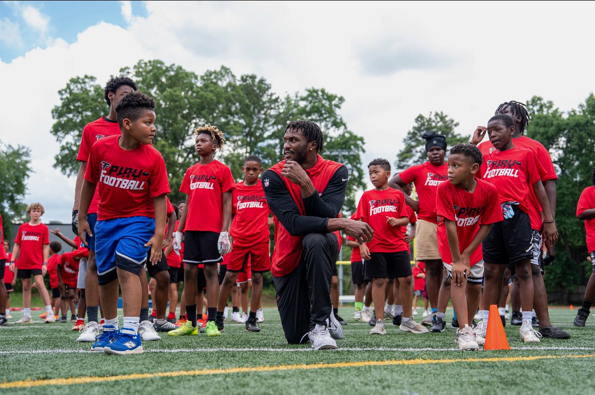FalconsCR's tweet image. Rookies 🤝 The Next Generation
Last week, the 2025 Atlanta Falcons Rookie Class hosted over 140 athletes at a youth football camp! 🏈