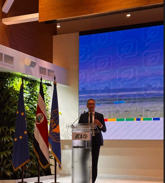 UECentroamerica's tweet photo. 🌱 Hoy en #CostaRica, y con la colaboración del IICA @IICAnoticias, se ha celebrado el diálogo “Estrategias e instrumentos para fomentar la ganadería sostenible en la UE y ALC”.  

Este es el II Diálogo Agroalimentario UE–ALC, en el marco del Componente 2 del programa AL-INVEST Verde @ALINVESTVerde, financiado por la 🇪🇺 #UniónEuropea como parte de su estrategia #GlobalGateway, que impulsa una transformación verde, inclusiva y sostenible. 

🔍 Este componente promueve políticas públicas que fortalecen la trazabilidad, la sostenibilidad ambiental y laboral, y el combate a la deforestación en las cadenas de valor agroalimentarias.

📌 En el diálogo se han abordado temas de gran relevancia para ambas regiones, como la ganadería sostenible, el financiamiento verde, y el uso de tecnologías para fortalecer cadenas más competitivas y responsables. 

💬 La participación de Felice Zaccheo @felicezaccheo, Jefe de Unidad de Operaciones Regionales para América Latina y el Caribe de la DG INTPA @EU_Partnerships,  así como de la DG AGRI @EUAgri, refuerzan el firme compromiso de 🇪🇺 con esta agenda compartida entre regiones. 🤝 Una alianza birregional que apuesta por la cooperación, la innovación y la resiliencia en los sistemas alimentarios.

AL-INVEST Verde es implementado por @sequa_gGmbH, FIIAPP, @iila_org y @EU_IPO. Mayor información sobre el programa Al-INVEST Verde aquí 👉:  https://t.co/zoe44sj6J7 

#UE #ALINVESTVerde #UEALC #GlobalGateway #Trazabilidad #DeforestaciónCero #DesarrolloSostenible