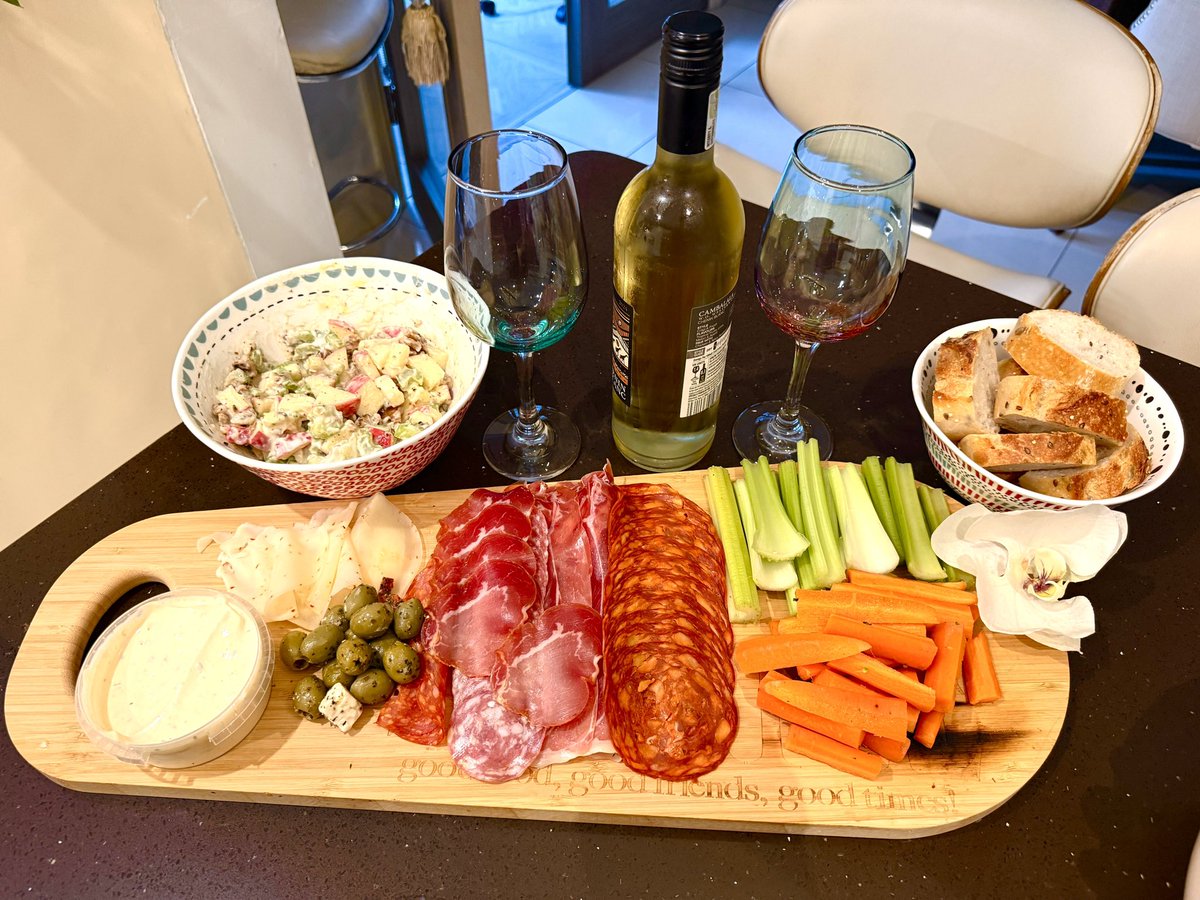 nialloloughlin's tweet photo. My first attempt at a @loveisland platter!
Not too bad if I say so myself โ just missing a text from the villa ๐๐ด
#LoveIsland #LoveIslandUK #SnackPlatter #PlatterGoals #CasaAmorVibes #MovieNightVibes #IveGotAText #ITV2 #LoveIslandSnacks #SummerOfLove @LoveIsland https://t.co/qf7F7hRsj0