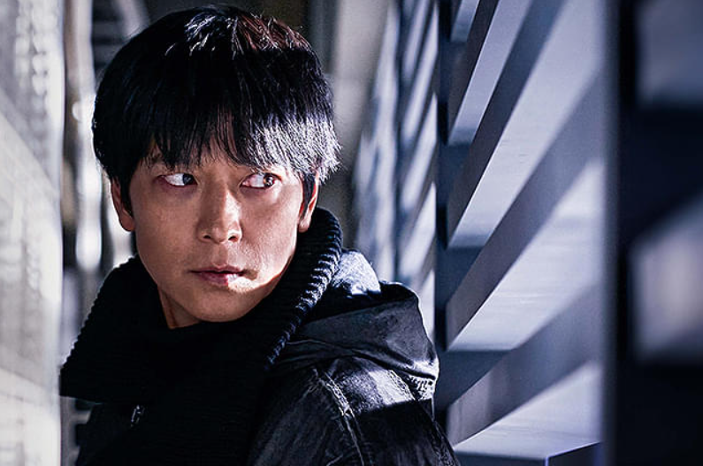 one007saw's tweet photo. 【プロット 殺人設計者】

殺しの依頼を請け負う主人公が何者かに命を狙われる話と思いきや意外な方向に話が進む作品。どんでん返し等ではないけど、かなりの鬱展開に進むところはさすが韓国映画。思い込みや誰かに対しての信頼など人としての価値観が揺さぶられ、ラスト含め考察しがいのある一品。 https://t.co/MaixWhkp2c