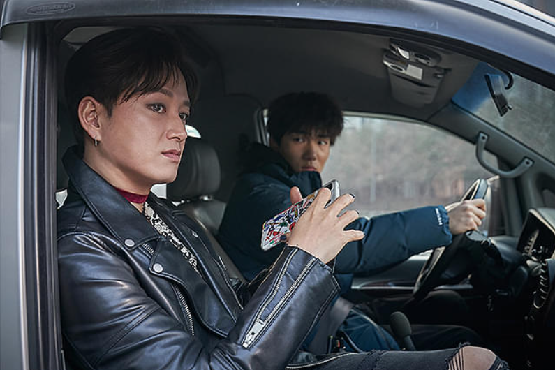 【プロット 殺人設計者】

殺しの依頼を請け負う主人公が何者かに命を狙われる話と思いきや意外な方向に話が進む作品。どんでん返し等ではないけど、かなりの鬱展開に進むところはさすが韓国映画。思い込みや誰かに対しての信頼など人としての価値観が揺さぶられ、ラスト含め考察しがいのある一品。