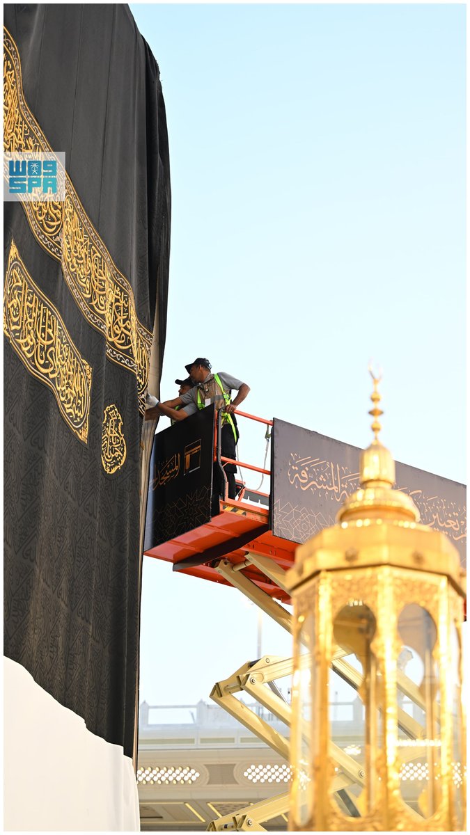 SPAregions's tweet photo. #صور_واس | ثوب #الكعبة_المشرفة يتبدل كعادته السنوية.
#واس_عام https://t.co/tRMPvbolir