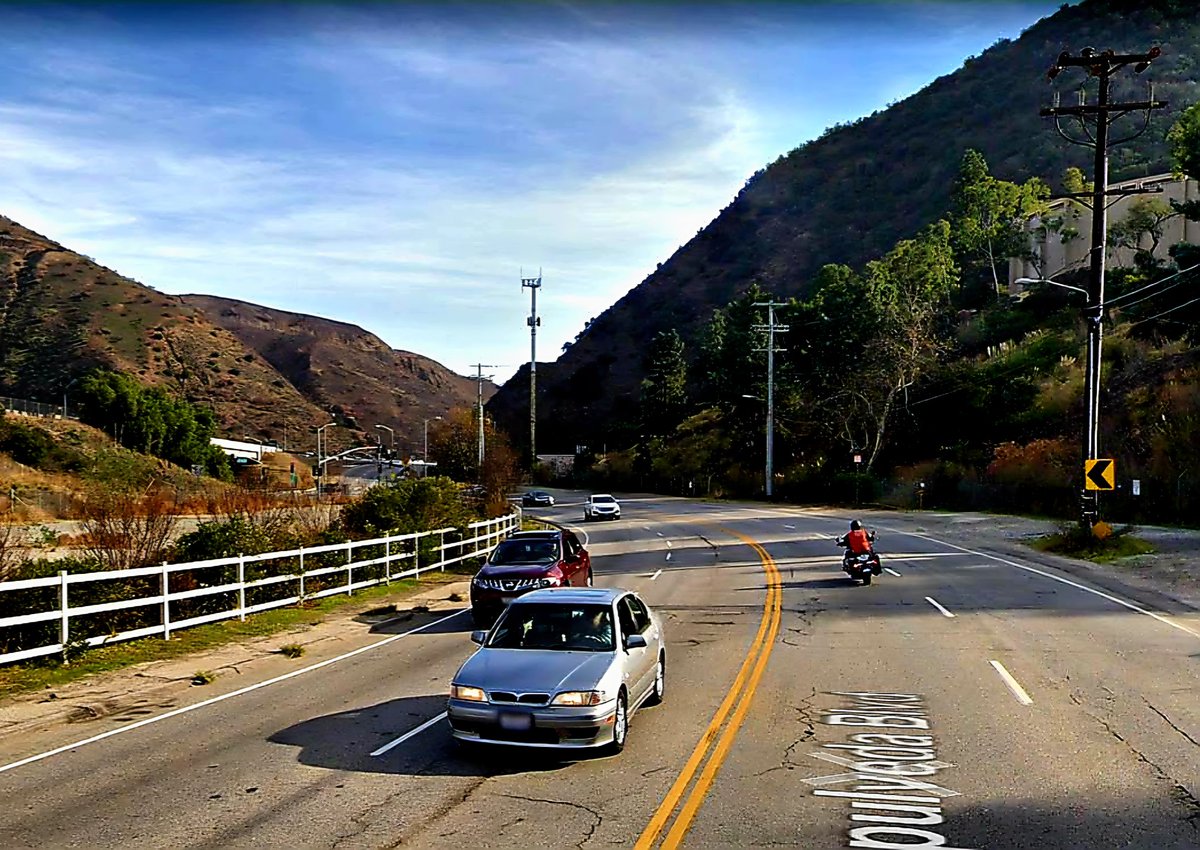 FreewaysLA's tweet image. 1960 & 2018 - Facing SE on Sepulveda Blvd (then CA-7) at San Diego Fwy (I-405) in Sepulveda Pass. 1960 photo shows early stages of freeway grading. This location is near where Sepulveda Blvd crosses under I-405 (DOH D7 Archives & Google Street View photos).