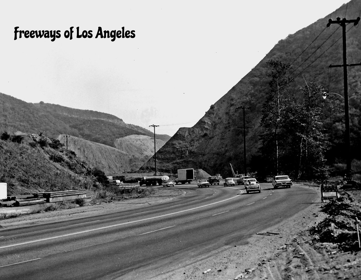 FreewaysLA's tweet image. 1960 & 2018 - Facing SE on Sepulveda Blvd (then CA-7) at San Diego Fwy (I-405) in Sepulveda Pass. 1960 photo shows early stages of freeway grading. This location is near where Sepulveda Blvd crosses under I-405 (DOH D7 Archives & Google Street View photos).
