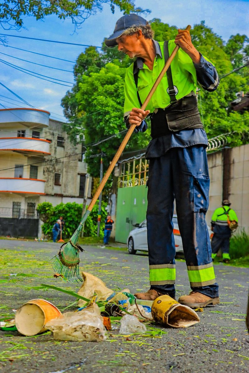 🧹 Seguimos trabajando por una ciudad más limpia 🏙️

Nuestro equipo continúa con las labores de limpieza en distintas zonas de la ciudad. 
Mantener los espacios libres de basura es tarea de todos.

🌿 Vivir en un entorno limpio mejora nuestra calidad de vida. 💪