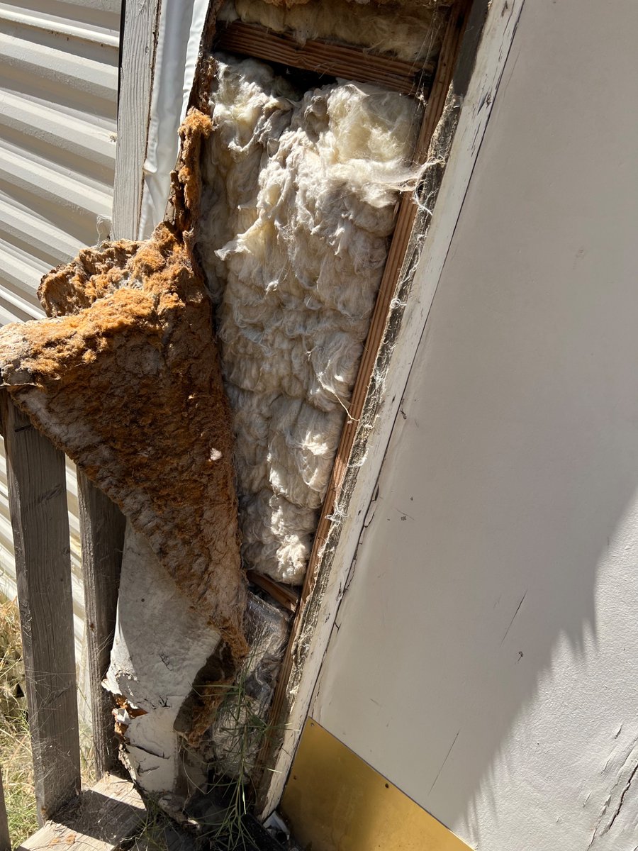NitroKittyVR's tweet image. Check my pinned fundraiser to help me get out of here 😵‍💫 
This is by my front door. It&apos;s been like this since we moved in. I had sealant tape over it but it eventually fell off.