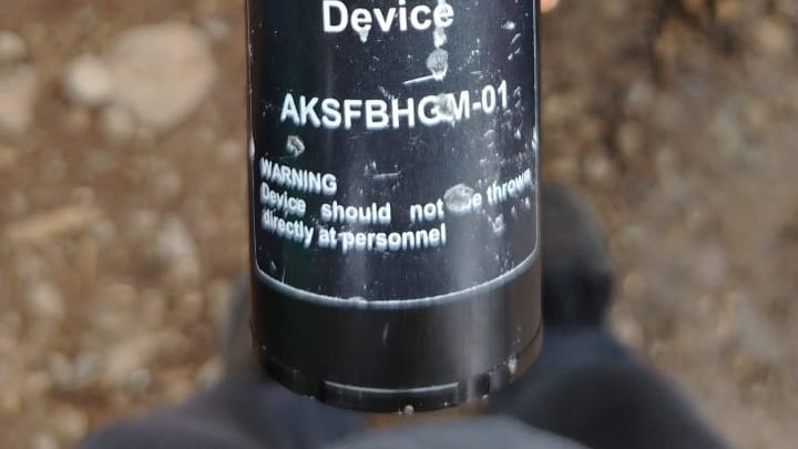 <a href="/Comunalisis/">Comunálisis</a> <a href="/GeoCriticaEc/">Geografía Crítica Ec</a> <a href="/MujeresdFrente/">Mujeres de Frente</a> <a href="/SputnikMundo/">Sputnik Mundo</a> <a href="/LaContraEc/">La Contra</a> <a href="/OITAndina/">OIT Países Andinos</a> <a href="/AmnistiaOnline/">Amnistía Internacional Américas</a> <a href="/FFnspe/">Frente Nacional por la Salud Pueblos del Ecuador</a> <a href="/RadioTemblor/">Radio Temblor Internacional</a> <a href="/LeonidasIzaEc/">Leonidas Iza Salazar</a> Como indica la advertencia visible en el dispositivo: "WARNING: Device should not be thrown directly at personnel (ADVERTENCIA: El dispositivo no debe lanzarse directamente a personas)".