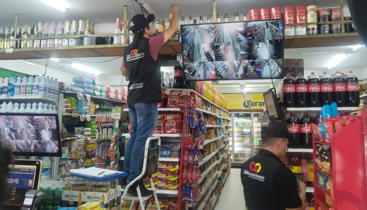 #Villavicencio | Uniformados de la Policía Nacional, con el apoyo del Grupo Anticontrabando de la <a href="/GobMeta/">Gobernación del Meta</a>, vienen realizando campañas de sensibilización dirigida al sector comercio del barrio La Reliquia, con el objetivo de combatir el contrabando de licores y cigarrillos.