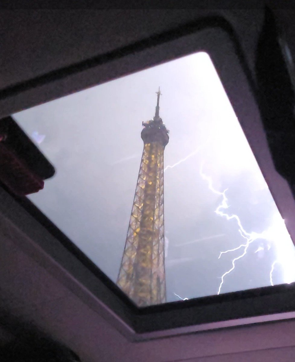 AlohaJen3's tweet photo. @TomCoomes Fresh from Paris! My daughter is there currently and they had a huge storm roll in this evening. She took a video &amp; went frame by frame to grab this. Figured since you were talking about lightning safety, it made sense to share this with you! 😊 https://t.co/kSYywSQH9r