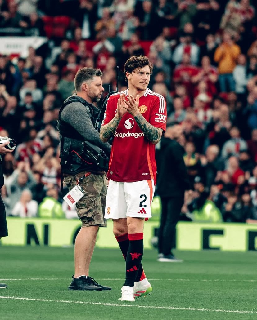 Victor Lindelof: “Solo con ver Stretford End, lo voy a extrañar muchísimo. Los fanáticos nos acompañan en todo momento, no importa el resultado, cada semana vienen aquí, nos apoyan y cantan con todas sus fuerzas"

"Solo quiero darles las gracias por apoyarme"