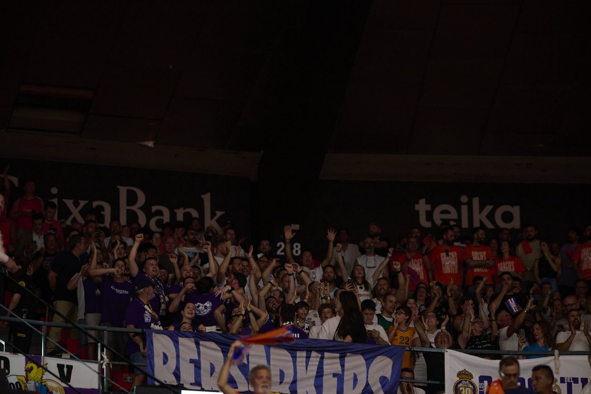 La grada Madridista esta noche en Valencia , celebrando un nuevo título .