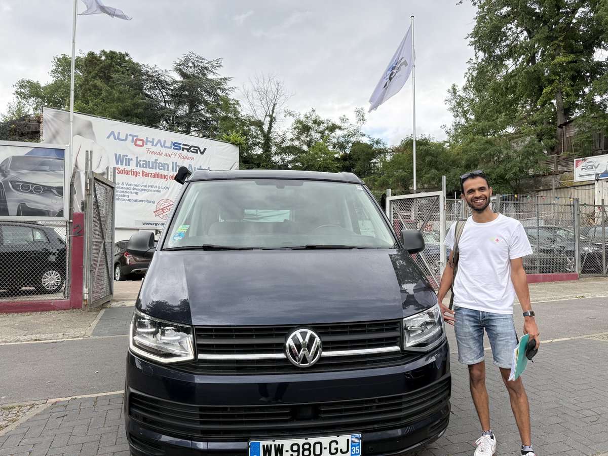 RGVautomobile's tweet photo. Träume werden wahr! 🎉
Unser Kunde hat endlich sein Traumauto gefunden – und das Lächeln sagt alles!
Wollen auch Sie schon bald in Ihrem Traumwagen sitzen? Kontaktieren Sie uns noch heute!
#Traumauto #GlücklicherKunde #AutoÜbergabe #Autokauf #VW #California #Berlin #Deutschland https://t.co/qODJqY7hFH