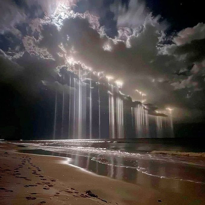 konstructivizm's tweet photo. Incredible optical phenomenon of light pillars

They appear when light from the sun, moon or street lamps reflects off ice crystals floating in the air, which act as tiny mirrors https://t.co/wfR1jAIB93