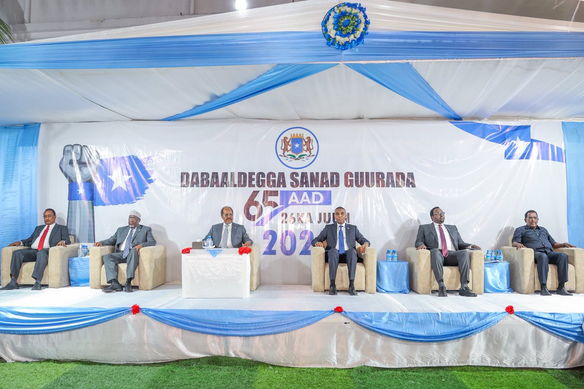 SomaliPM's tweet photo. Madaxda Qaranka ayaa caawa ka qeyb gashay Munaasabadda xuska sanadguuradii 65-aad ee kasoo wareegtay markii ay gumeystaha ka xoroobeen Gobollada Waqooyi ee dalka oo lagu qabtay aqalka dowladda hoose ee Xamar.

Ra’iisul Wasaaraha Xukuumadda Jamhuuriyadda Federaalka Soomaaliya Mudane Xamsa Cabdi Barre oo hambalyo ku aaddan munaasabadda u diray bulshada Soomaaliyeed ayaa  sheegay in la joogo xilligii dadka Soomaaliyeed xoojin lahaayeen midnimada, wadajirka iyo hannaanka dhismaha Qaranimo sal adag leh.

“ 65 sano ka dib waxaa lagama maarmaan ah inaan hoosta ka xariiqno midnimo la’aanta na haysata, qabyaaladda iyo kala qoqobka, wixii naga qaldamay aan saxno, fakar fiican iyo caqlina aan la imaano”.ayuu yiri Ra’iisul wasaare Xamsa.

Ra’iisul Wasaaraha ayaa xusay in halgankii ay hormuudka ka ahaayeen haldoorkii Soomaaliyeed ee horseeday xorriyadda uu ahaa mid dhiig iyo dadaal badani ku baxay, wuxuuna xusay in xornimadaasi ay gogol u dhigtay yididiiladii midnimada Soomaaliyeed ee keentay in 1-dii Luulyo ay midoobaan gobolada Woqooyi iyo Koonfur, si loo yagleelo Jamhuuriyadda Soomaaliya.
