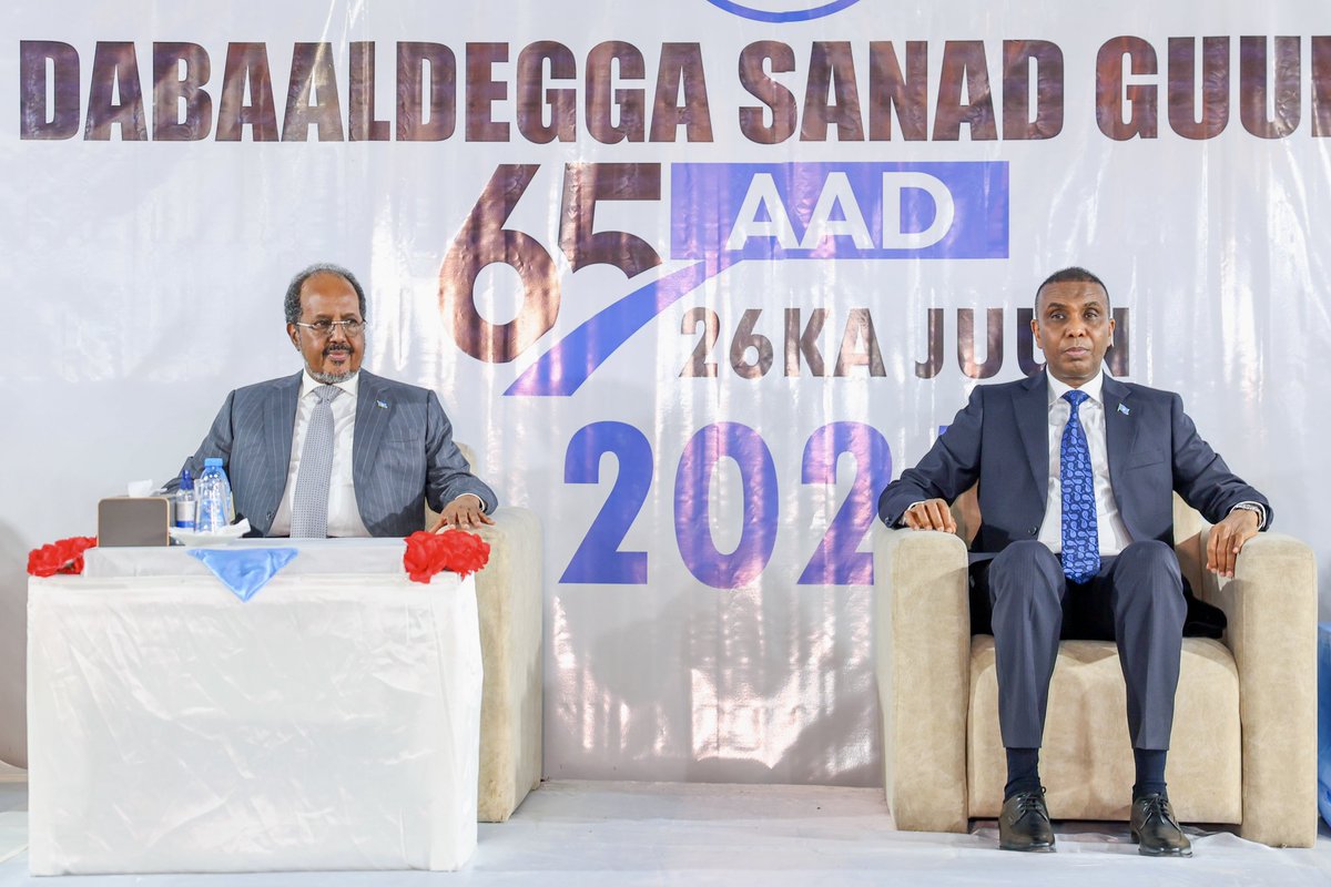 SomaliPM's tweet photo. Madaxda Qaranka ayaa caawa ka qeyb gashay Munaasabadda xuska sanadguuradii 65-aad ee kasoo wareegtay markii ay gumeystaha ka xoroobeen Gobollada Waqooyi ee dalka oo lagu qabtay aqalka dowladda hoose ee Xamar.

Ra’iisul Wasaaraha Xukuumadda Jamhuuriyadda Federaalka Soomaaliya Mudane Xamsa Cabdi Barre oo hambalyo ku aaddan munaasabadda u diray bulshada Soomaaliyeed ayaa  sheegay in la joogo xilligii dadka Soomaaliyeed xoojin lahaayeen midnimada, wadajirka iyo hannaanka dhismaha Qaranimo sal adag leh.

“ 65 sano ka dib waxaa lagama maarmaan ah inaan hoosta ka xariiqno midnimo la’aanta na haysata, qabyaaladda iyo kala qoqobka, wixii naga qaldamay aan saxno, fakar fiican iyo caqlina aan la imaano”.ayuu yiri Ra’iisul wasaare Xamsa.

Ra’iisul Wasaaraha ayaa xusay in halgankii ay hormuudka ka ahaayeen haldoorkii Soomaaliyeed ee horseeday xorriyadda uu ahaa mid dhiig iyo dadaal badani ku baxay, wuxuuna xusay in xornimadaasi ay gogol u dhigtay yididiiladii midnimada Soomaaliyeed ee keentay in 1-dii Luulyo ay midoobaan gobolada Woqooyi iyo Koonfur, si loo yagleelo Jamhuuriyadda Soomaaliya.