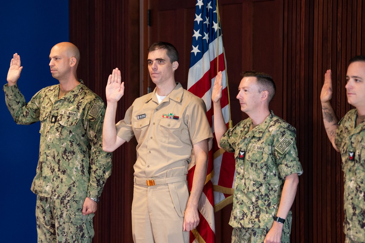 usnavyband's tweet photo. On June 18, Capt. Coats led the reenlistment ceremony for eight musicians of the U.S. Navy Band. Join us in congratulating these Sailors on this important career milestone!
#navy250 #navyband100 #reenlistment #ceremony #usnavy #americasnavy https://t.co/UYyTAV0EUy