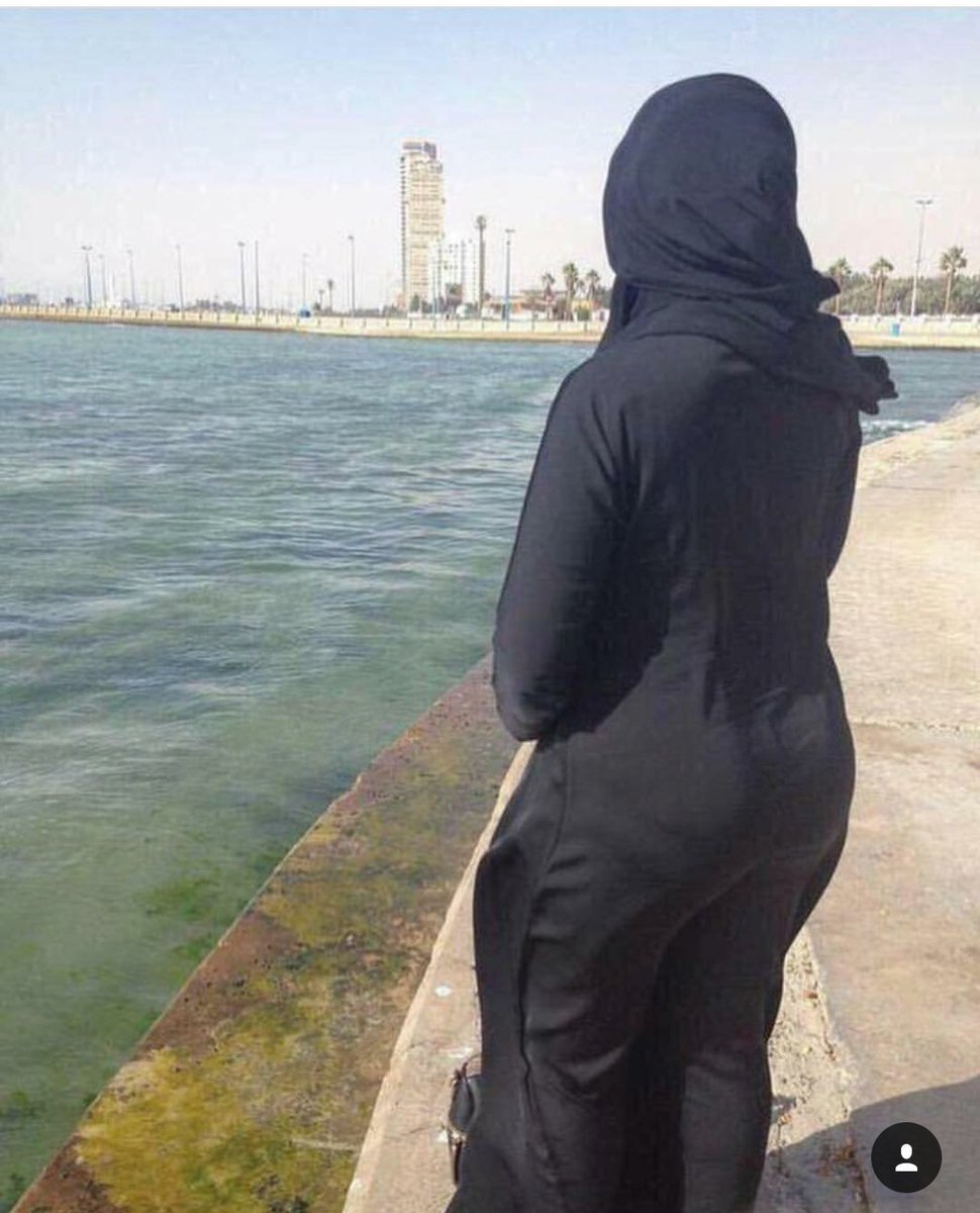 بينما أنظر إلى البحر، راعني سؤال: الملح الذائب في البحر لا يعرف أنه ملح، إلا إذا انفصل عنه، ولا يعرف عنصر واحد من الهواء أن له كيانا إلا إذا استقل، فهل خير لنا أن نستقل ونتحمل تبعات الاستقلال شقاء بالغ، أو متعة طاغية، أم الأسلم أن نندمج، ونذوب، فنستتر في الجمع، ونستمتع بضراوة؟