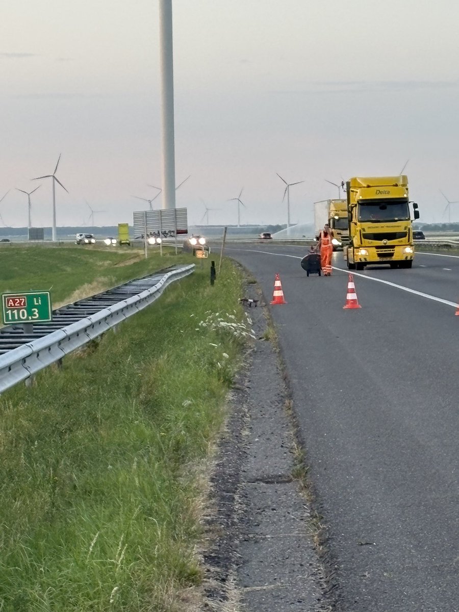 WIS_Wim's tweet photo. En aan het einde van de avonddienst nog een vrachtwagen met klapband op de #A27 richting Utrecht. Via de calamiteitenaannemer een afzetting met voorwaarschuwing incl. een botsabsorber geregeld om veilig te kunnen werken. Er is daar ook geen signalering!! #Almerehaven #Zeewolde https://t.co/xXhdCMTW2u