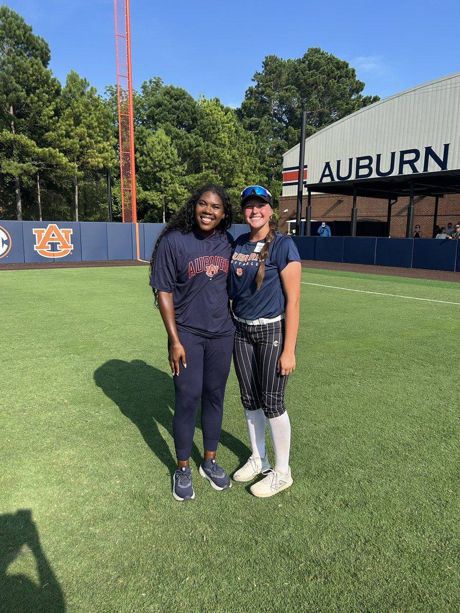 EmmeHackworth's tweet image. Had the best day back on the field with @AuburnSoftball! Thank you so much to @KateMalveaux, @mandybrooke14, and @rykerzc for teaching me so many new things! Can’t wait to be back for more fun with coaches and the girls! Go team Aubie!!🧡💙