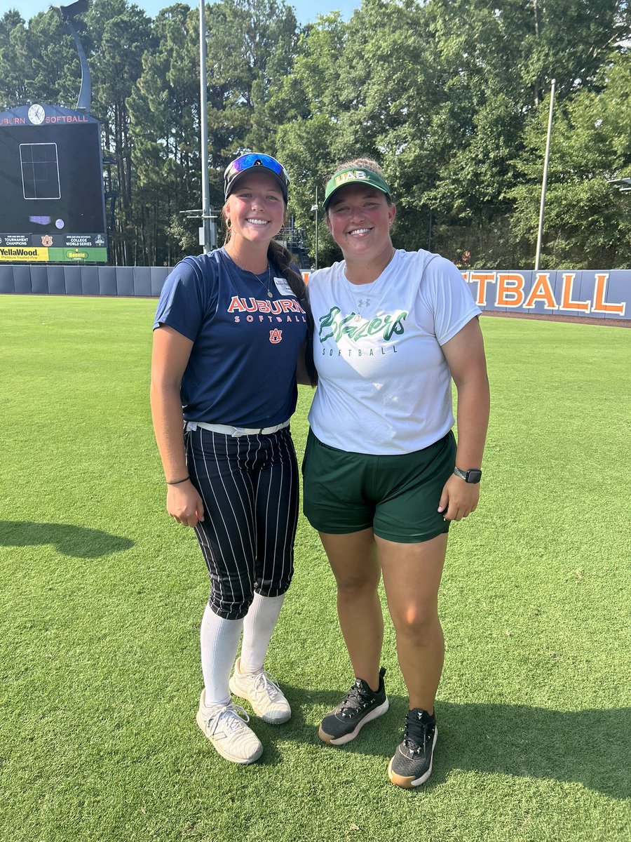 EmmeHackworth's tweet image. Had the best day back on the field with @AuburnSoftball! Thank you so much to @KateMalveaux, @mandybrooke14, and @rykerzc for teaching me so many new things! Can’t wait to be back for more fun with coaches and the girls! Go team Aubie!!🧡💙