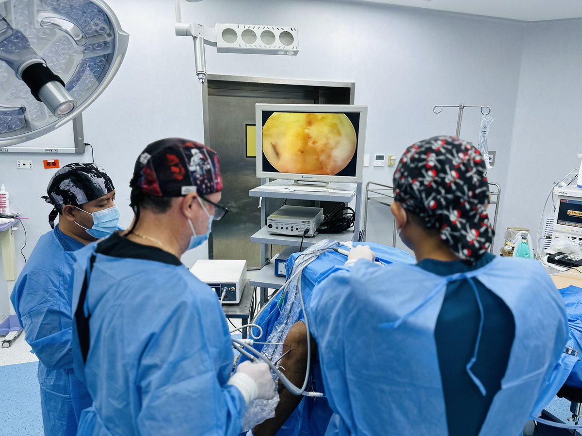 "Se trata de un método quirúrgico muy preciso, sin grandes cortes, que permite reparar daños articulares, en este caso la rotura del ligamento cruzado anterior o la lesión del futbolista", explicó Carlos Macías, especialista en Traumatología y quien lideró la intervención. 2/7