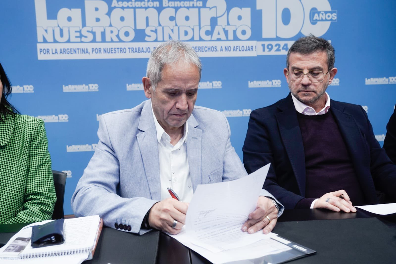 Bancarios acordaron nuevo aumento paritario, el salario inicial será de casi $1.9 millones y el bono de más de $1.6 millones