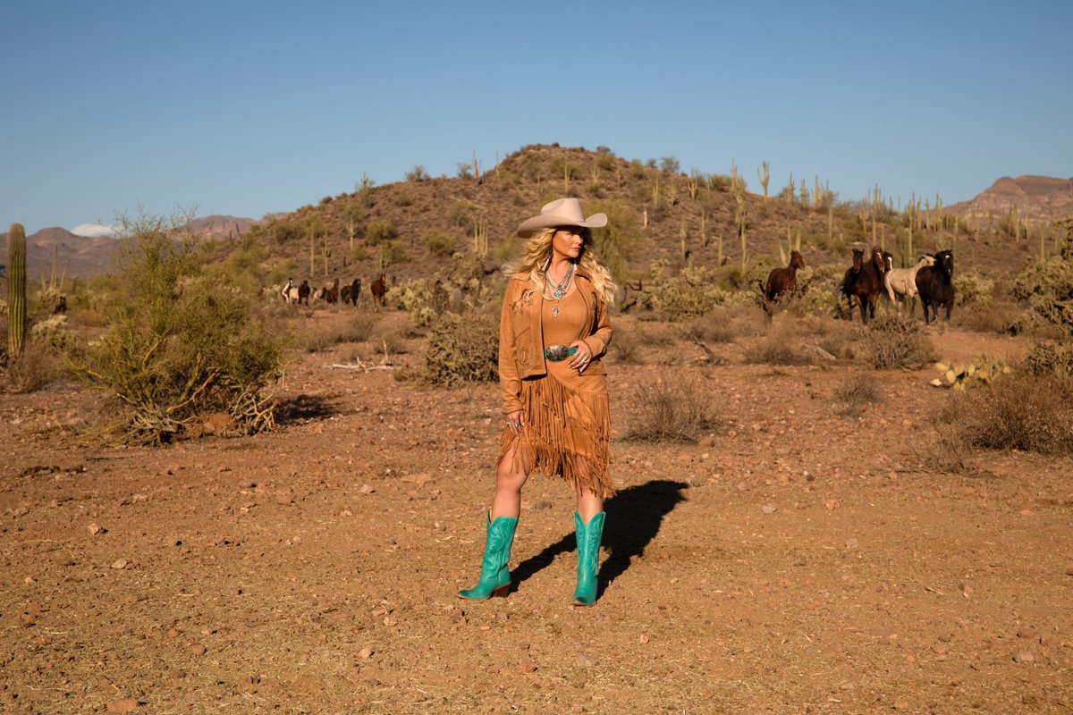 mirandalambert's tweet image. Long live cowgirls.
Outfit by @Idyllwind at @bootbarn