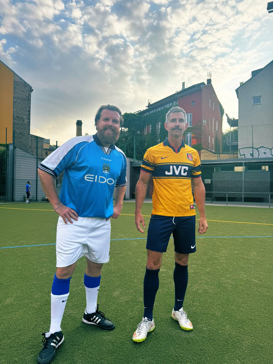 Ich schreibe eigentlich nur fürs Feuilleton, damit ich eine Berechtigung habe, regelmäßig mittwochs bei der #autonama mitzuspielen.
Ganz viel Berolina - love❤️

#mml. @fussballmml #vintagetrikots #berlín