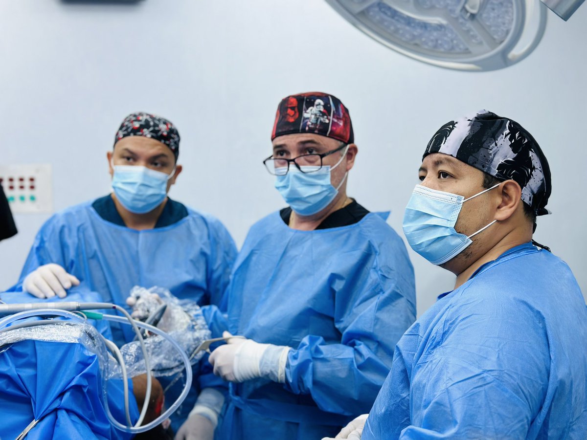 <a href="/Presidencia_Ec/">Presidencia Ecuador 🇪🇨</a> <a href="/DanielNoboaOk/">Daniel Noboa Azin</a> <a href="/Salud_Ec/">Ministerio de Salud Pública 🇪🇨</a> <a href="/Salud_CZ4/">Coordinación Zonal 4 🇪🇨</a> <a href="/DraAuraLopez/">Aura López</a> <a href="/marcelo_daza/">Marcelo Daza</a> La cirugía se efectuó en un paciente masculino de 23 años que, tras el trauma, sufría de dolores severos a nivel articular y desestabilización de la rodilla, la misma que cedía a la marcha, generando caídas y otros golpes. 4/7