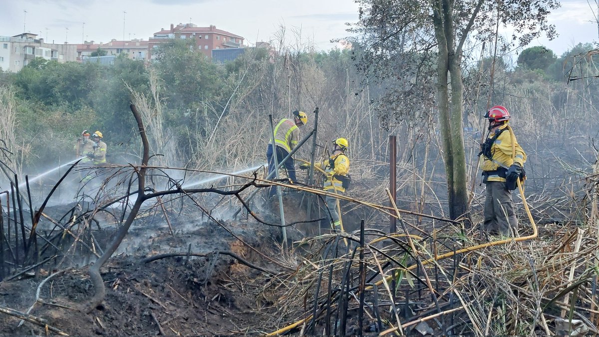 ADF172's tweet photo. #Mataró | Aquest vespre em fet intervenció conjuntament amb @bomberscat en una represa a l'incendi de vegetació al mateix lloc que la revetlla de Sant Joan #adfcat #incendis https://t.co/tz58ZdAYpJ