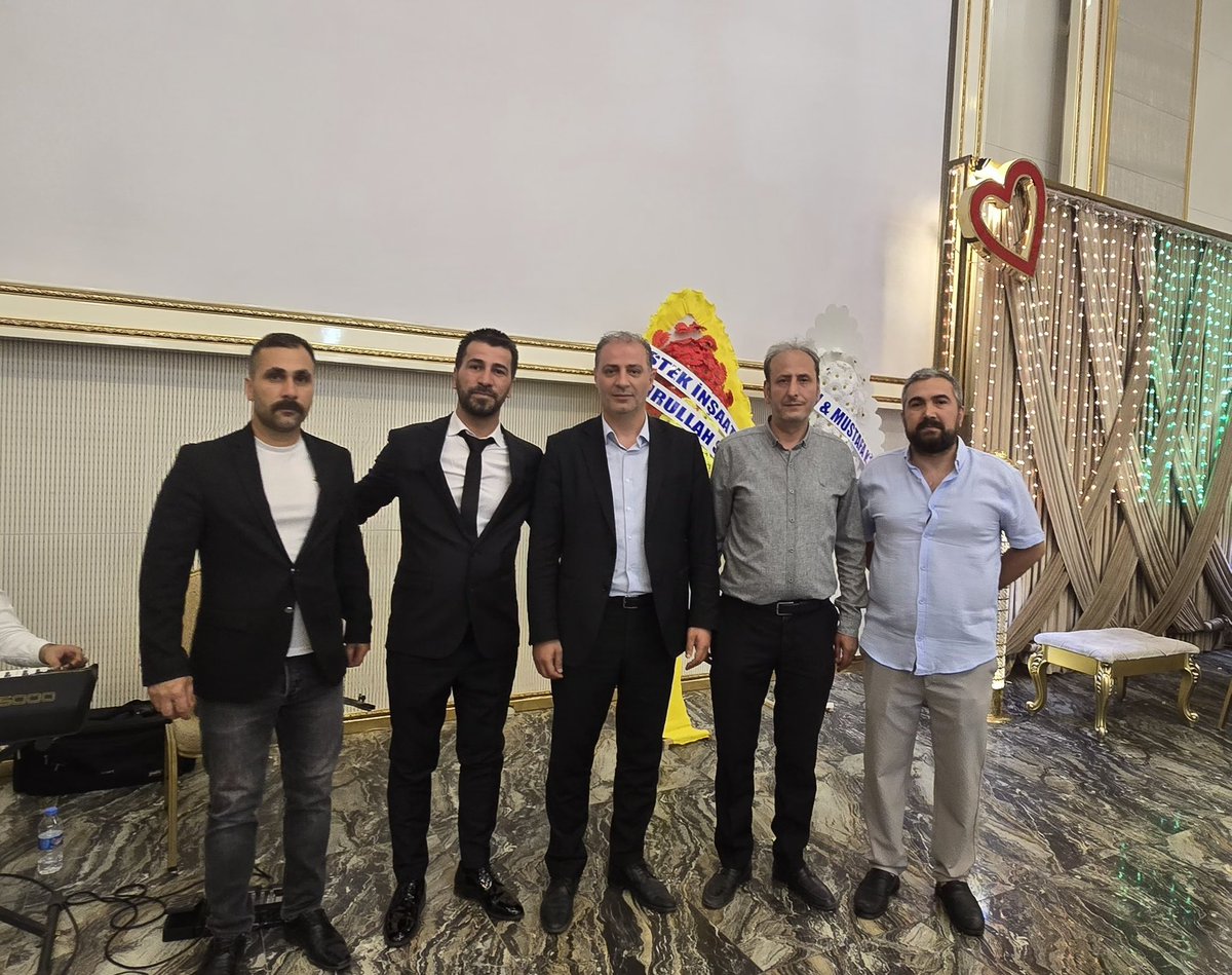Sevgili dostum Osman Keskin Bey’in düğün törenine katılarak bu özel günlerine şahitlik ettik. Kendisine ve değerli eşine bir ömür boyu mutluluklar diliyorum. Allah birliklerini daim, yuvalarını huzur ve bereketle dolu eylesin.