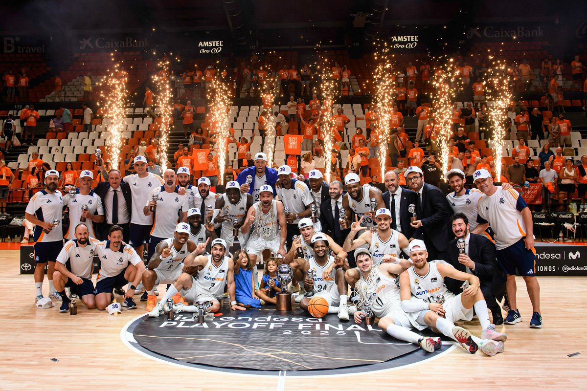 Carlos Izquierdo (@carlosizqtorres) on Twitter photo Enhorabuena <a href="/RMBaloncesto/">Real Madrid Basket</a>, campeón #LigaEndesa 2024/25, al ganar 3-0 al <a href="/valenciabasket/">Valencia Basket Club</a> (70-81 en el 3er partido la final).
Y van 38º títulos ligueros.
Enhorabuena <a href="/facucampazzo/">Facu Campazzo</a>, MVP de la final, y <a href="/23Llull/">Sergio Llull</a> por convertirte en el jugador con más títulos del baloncesto español. Enhorabuena <a href="/RMBaloncesto/">Real Madrid Basket</a>, campeón #LigaEndesa 2024/25, al ganar 3-0 al <a href="/valenciabasket/">Valencia Basket Club</a> (70-81 en el 3er partido la final).
Y van 38º títulos ligueros.
Enhorabuena <a href="/facucampazzo/">Facu Campazzo</a>, MVP de la final, y <a href="/23Llull/">Sergio Llull</a> por convertirte en el jugador con más títulos del baloncesto español.