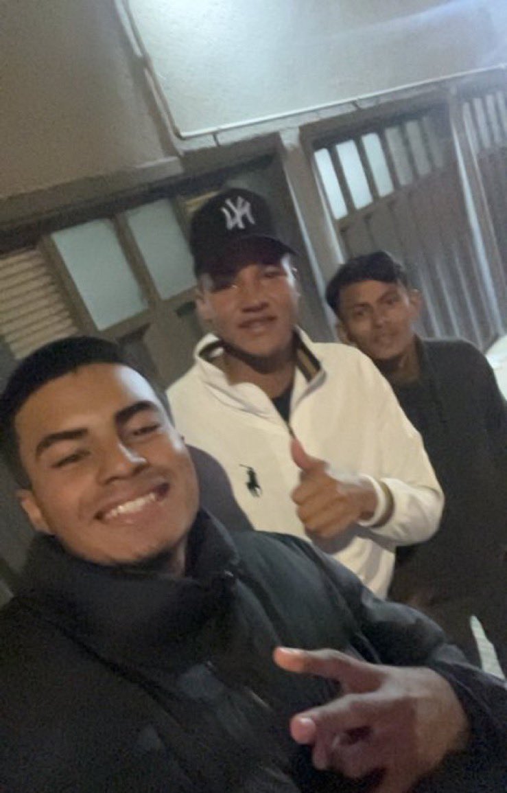 🇺🇾| ¡HONDUREÑOS EN MONTEVIDEO! 

Joaquín Cabrera, joven jugador catracho del Central Español, nos comparte una foto junto a Angel Villatoro y Ariel García quienes están pasando a prueba en el futbol de Montevideo.