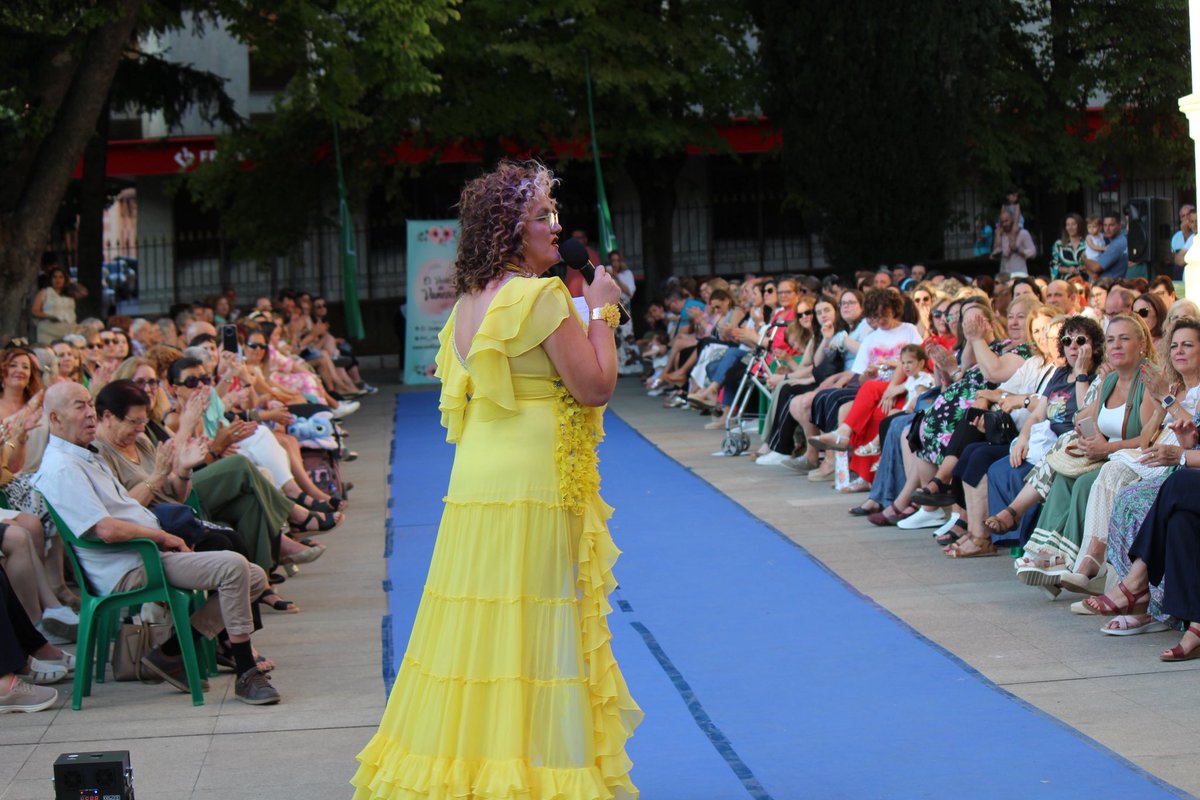 gpopularcuenca's tweet photo. 🎗️ Esta noche, la moda ha vuelto a ser esperanza, fuerza y solidaridad 💕
Desde El Vestidor de Vanesa, el desfile benéfico por la lucha contra el cáncer ha llenado de vida los jardines de la @DipuCuenca 👠
💪🏻 “Detrás de cada traje hay un mensaje de vida”
#ModaConCausa #PP https://t.co/n0UvbKzbWf