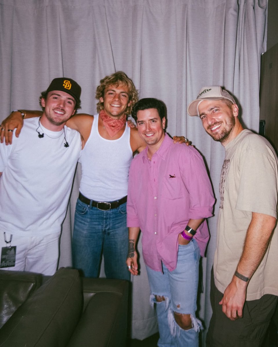 WHEN THIS HAPPENED? OMG I'M LIVING FOR THIS  🥹❤️‍🩹