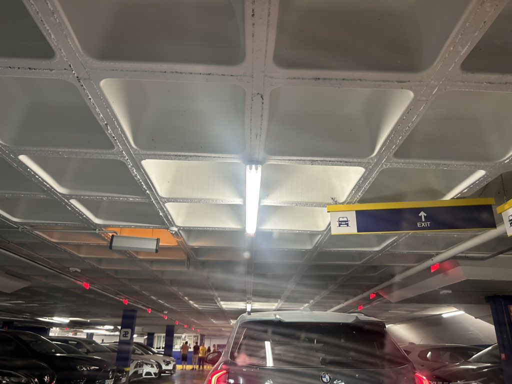 Macaarquitectos's tweet image. Secuestrados en un parking público por la incompetencia del Ayuntamiento de Alicante.
Sin previo aviso la Policía Municipal impide la salida y la libre circulación de las personas.
Razón, los fuegos.
¿No se había previsto esta situación?
Cada día peor.