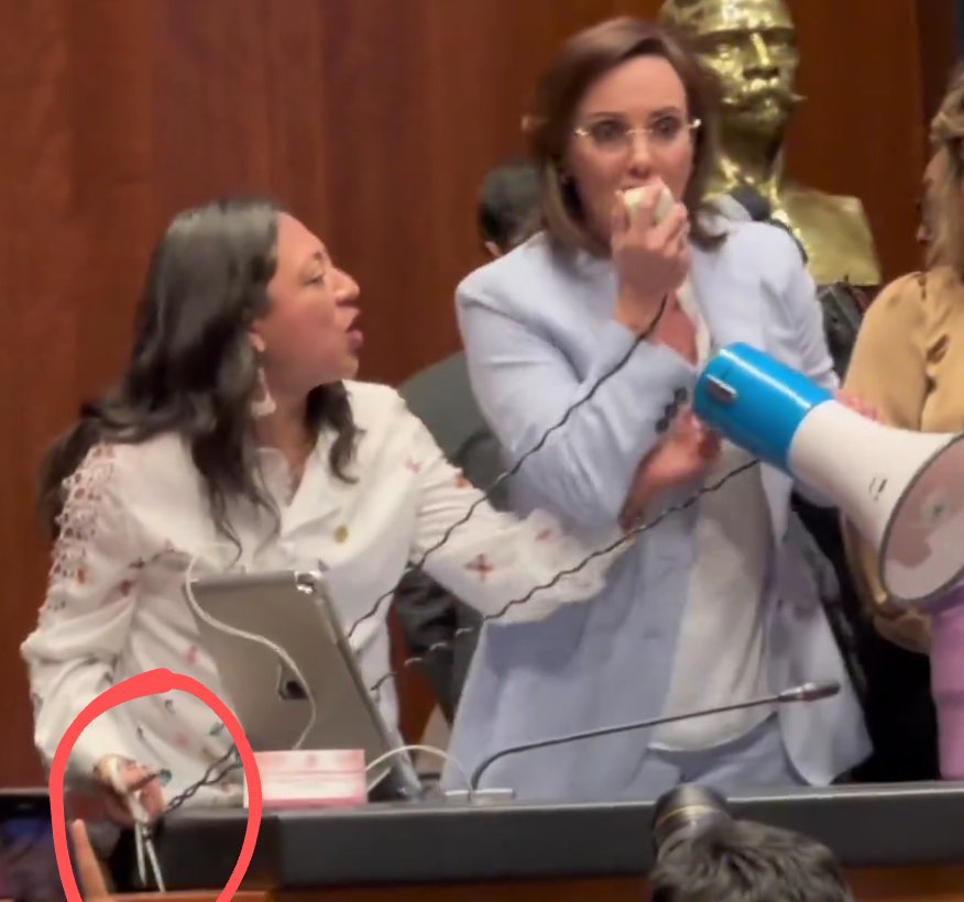 DanaEscala🇲🇽 (@danaescalante4) on Twitter photo <a href="/LillyTellez/">Lilly Téllez</a> Senadora esto no es delito?? Ósea ya de plano con tijeras ✂️ para intentar callarla, por menos de eso Noroña hizo todo un pancho en un aeropuerto <a href="/LillyTellez/">Lilly Téllez</a> Senadora esto no es delito?? Ósea ya de plano con tijeras ✂️ para intentar callarla, por menos de eso Noroña hizo todo un pancho en un aeropuerto